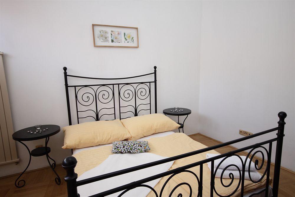 Leo Apartments Old Town Прага Екстериор снимка