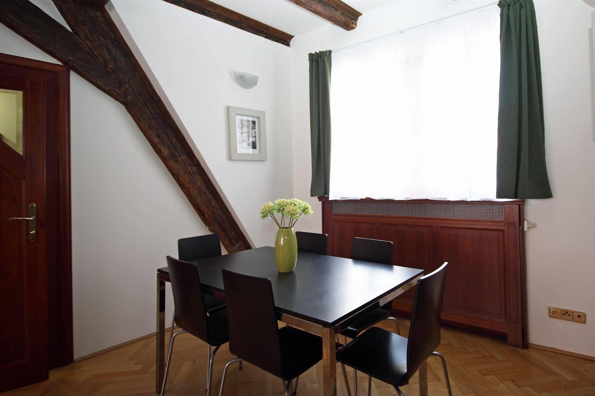 Leo Apartments Old Town Прага Екстериор снимка